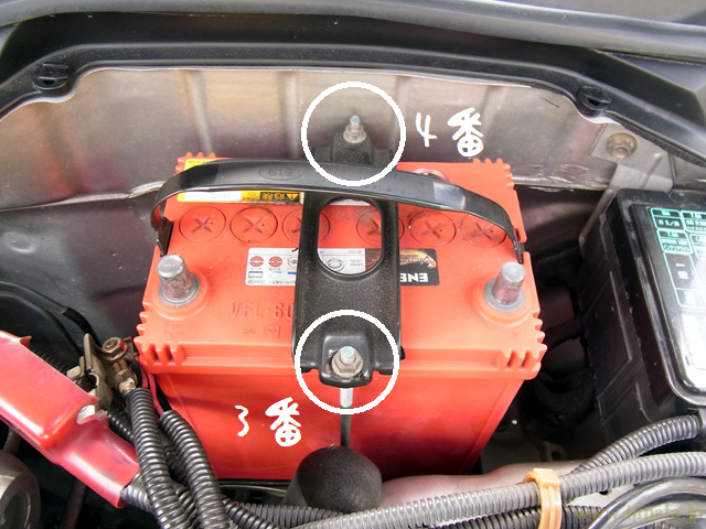 バッテリー取付金具を外す