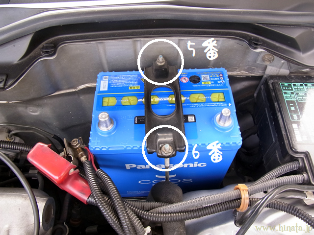 バッテリー取付金具を取り付ける