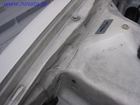 ストラットタワー付近運転席側