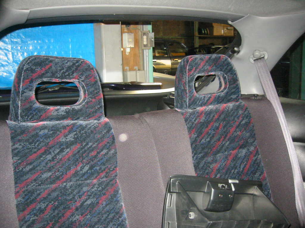 左側面から圧迫された車内