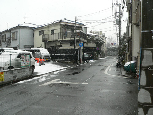 駐車場で遊ぶ子供