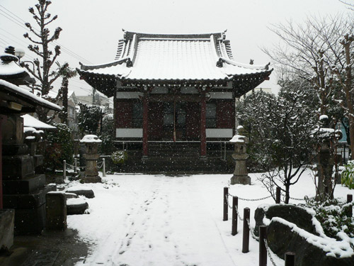 雪景色が美しい境内