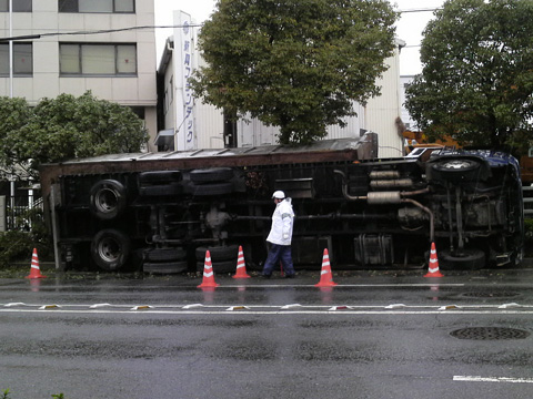 トラックの横転事故