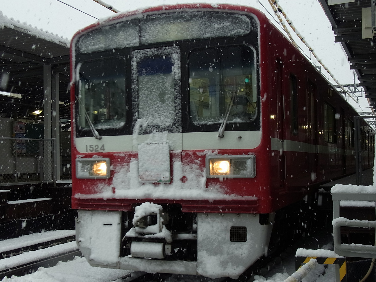 雪まみれの電車