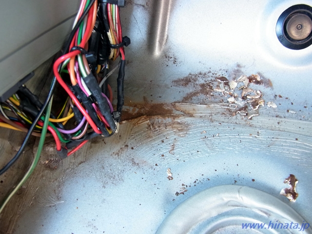 シール剤を除去すると錆がコンニチハ