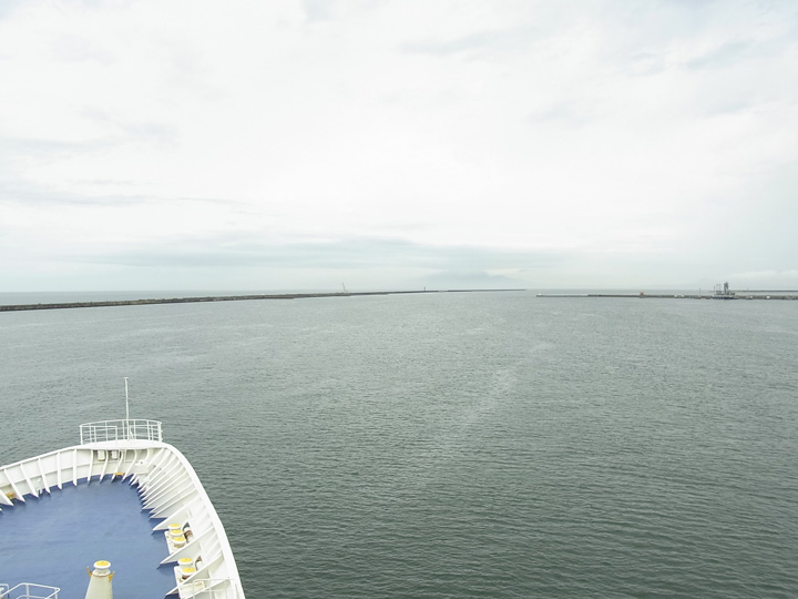 いよいよ港外へ