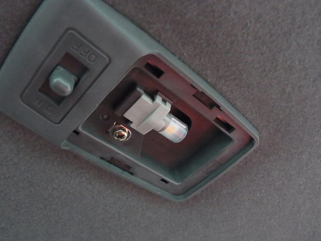 ルームランプソケットに装着