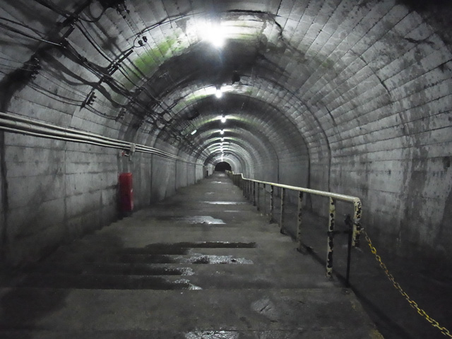 斜坑跡を流用した階段