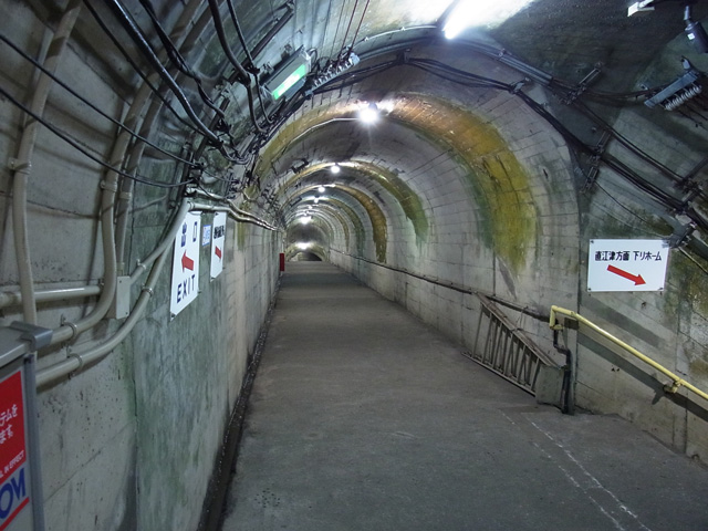 糸魚川方面ホームへ