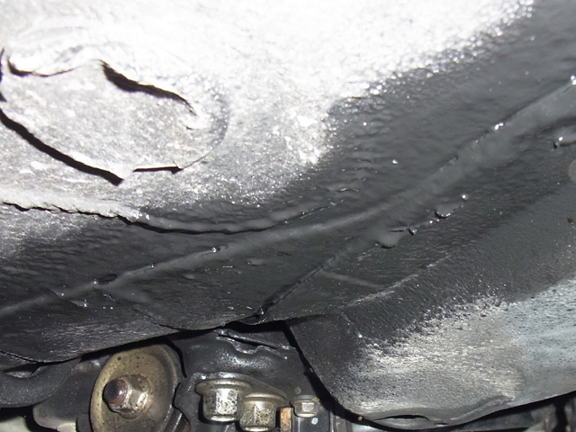 フロントサイドアウトリガーとフロントフロアパネルの合わせ目