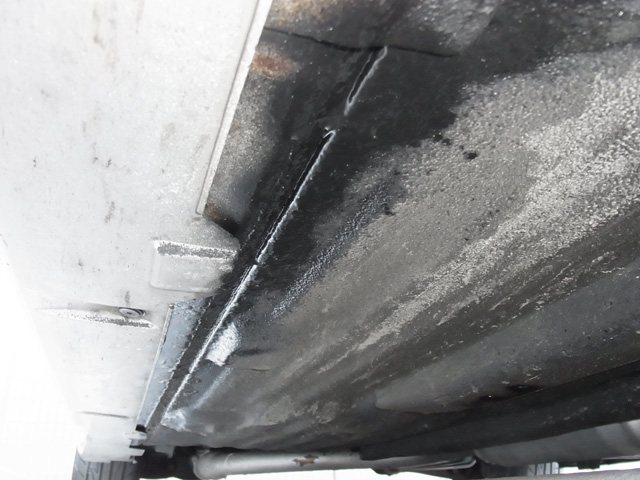 サイドシルとフロントフロアパネルの合わせ目