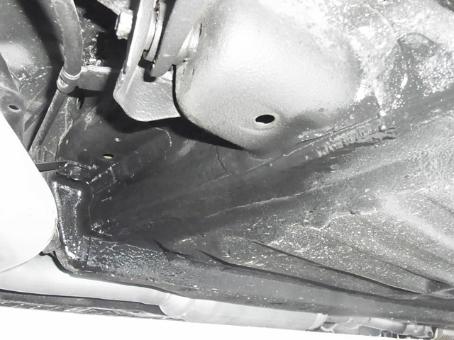 フロントフロアパネルとリアフロアパネルの合わせ目