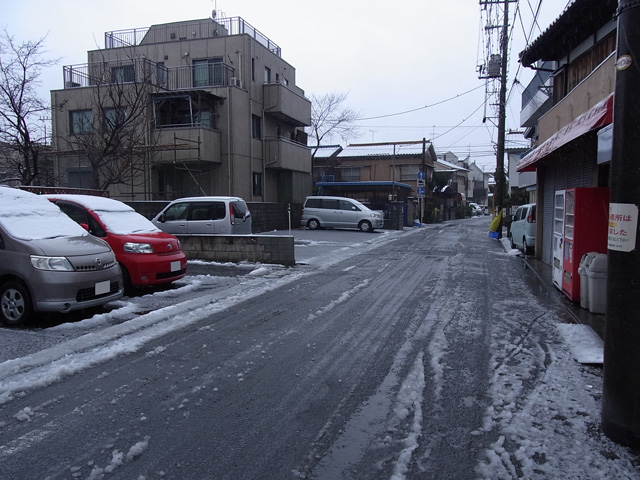雪が溶けつつある生活道路