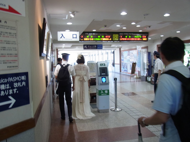 改札を抜ける新郎新婦