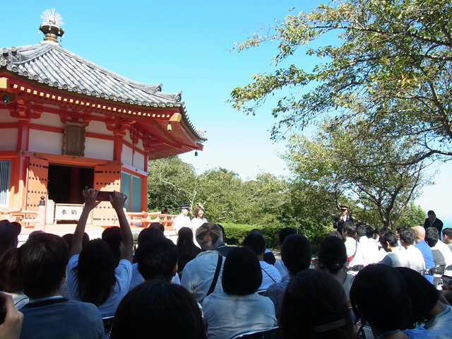 寝姿山の愛染堂で宣誓