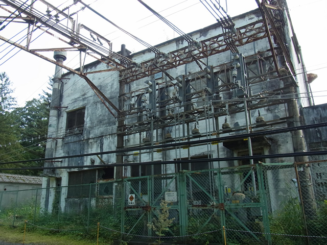 ボロボロになっている電力設備