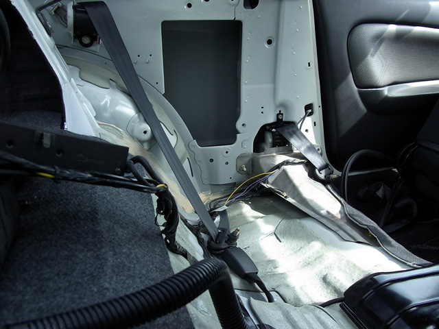 リアトリムを外す