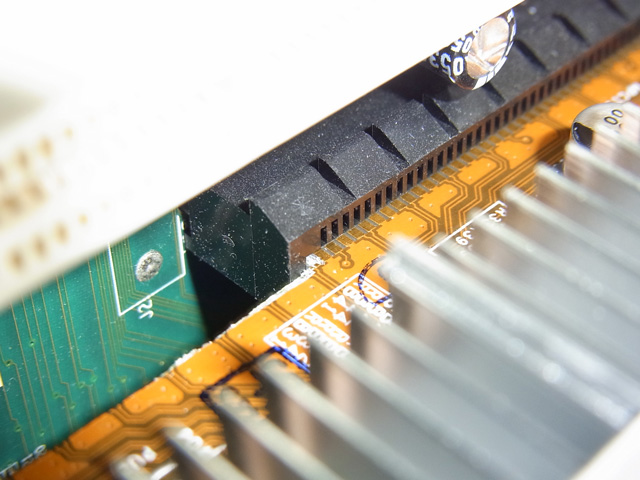 PCIe x16をx4相当に