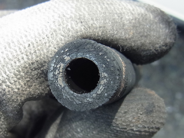 ヒビだらけのホース