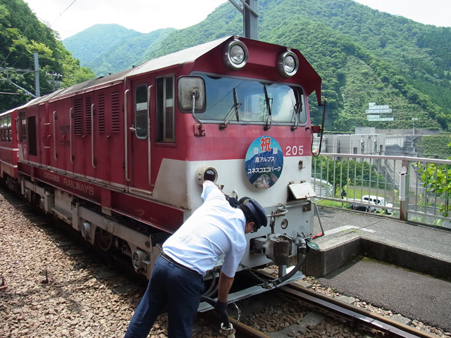 上り列車と行き違い