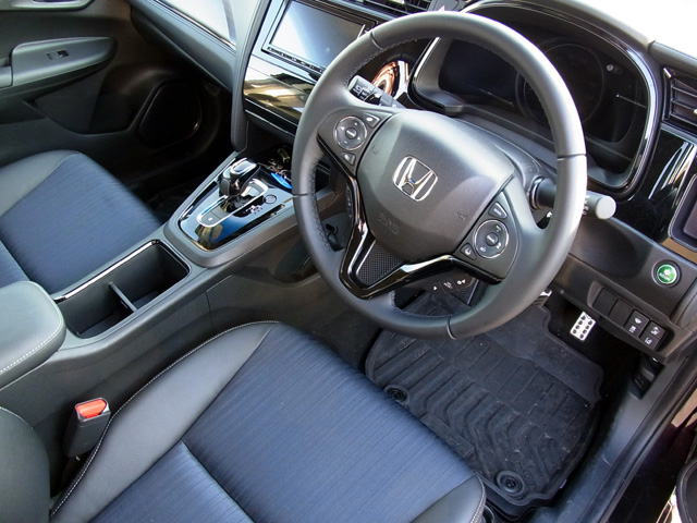 シャトルの運転席