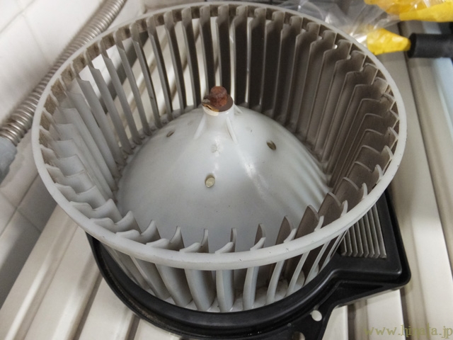 ファンには大気の汚損状況がよく分かる汚れが付着