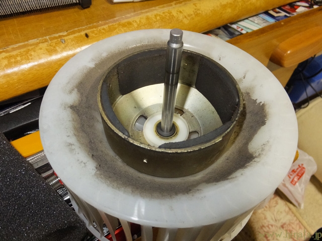 モーターからファンを外し、洗浄する