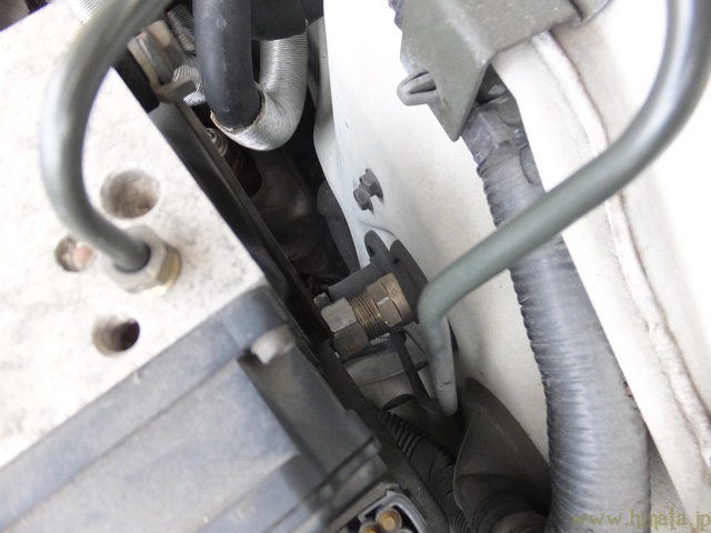 低圧側と高圧側の配管を切り離す