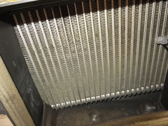 黄色く染まるフィン表面