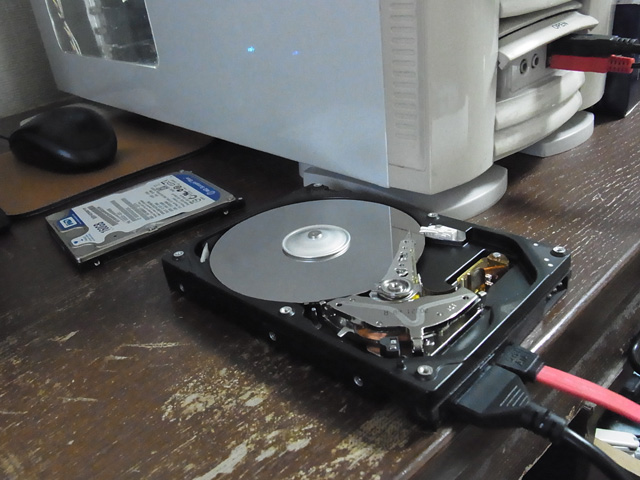 ハードディスクのカバーを開放して動作させているところ