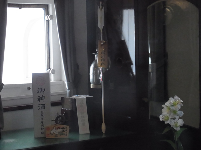 船長室の破魔矢と御神酒