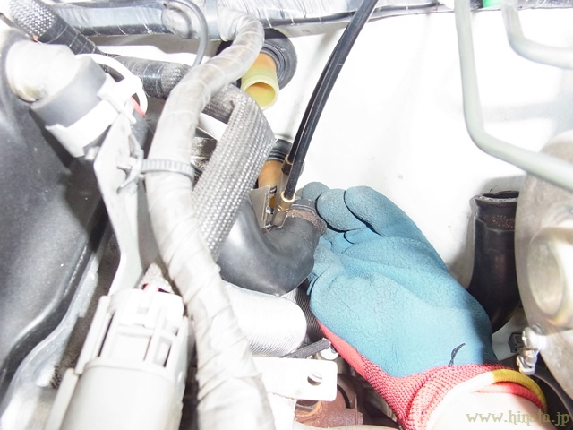 ヒーター用冷却水ホースを接続する