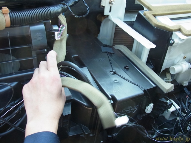 エバポレーターASSYを装着する