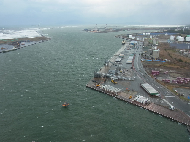 低気圧で荒れる秋田港