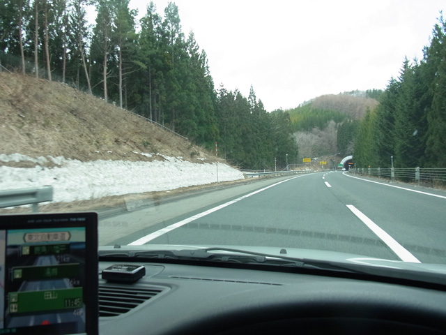 雪が残る東北道