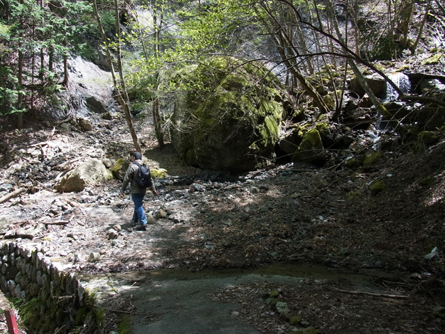 崩落し続けるR152