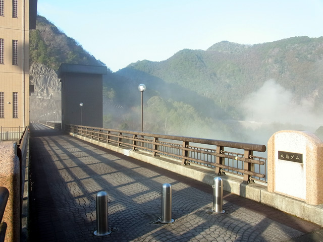 大島ダムの天端