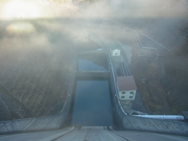 下流の減勢工を見る