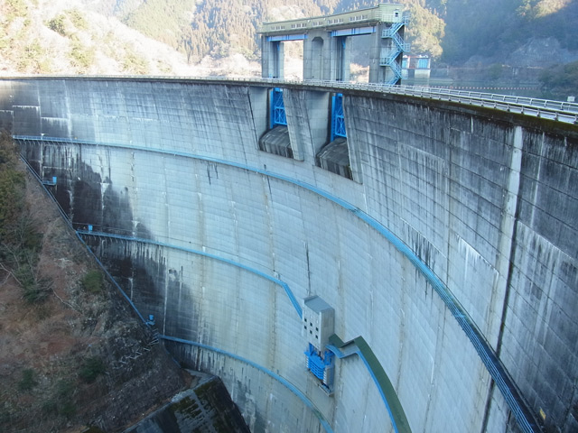 新豊根ダムに到着