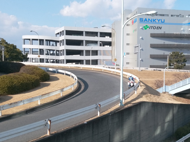 違反者を監視する白バイ