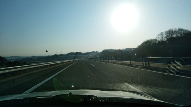 朝日に照らされる高速道路