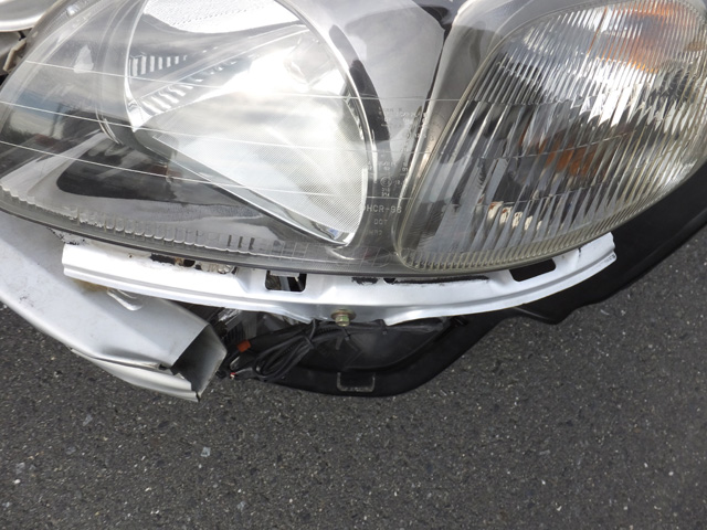 曲がっている左側のステー