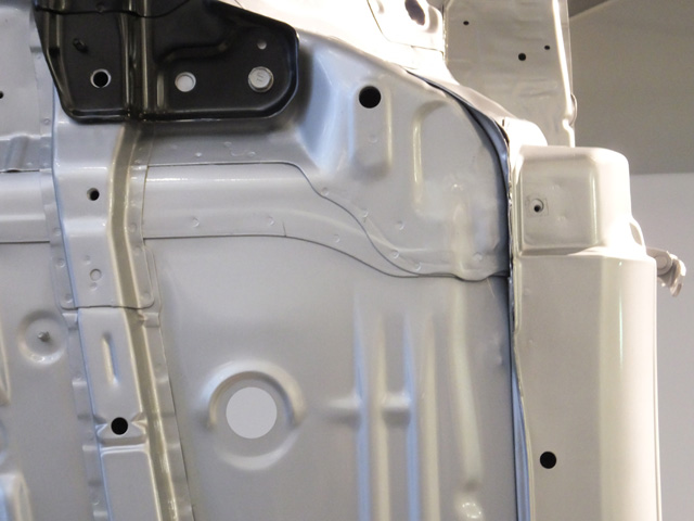 1990年代のFF車のフロアフレーム