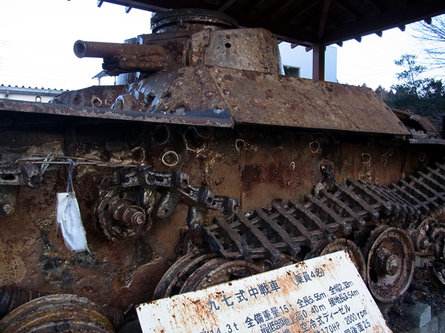 弾痕が多数残る