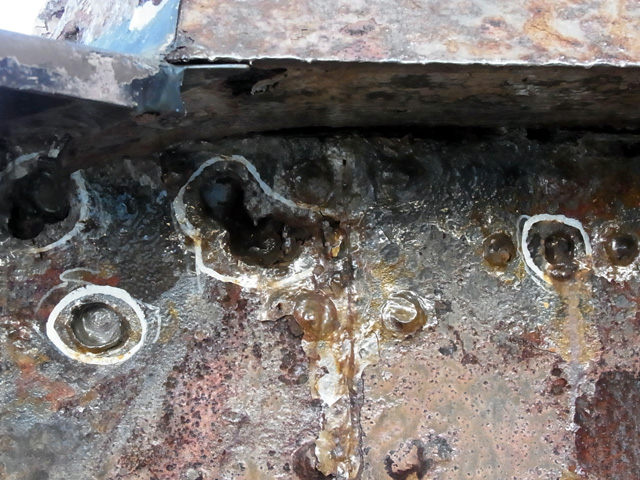 えぐられたり、貫通したり