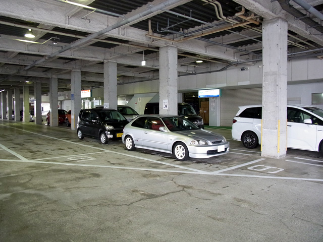 港での待機列で休憩