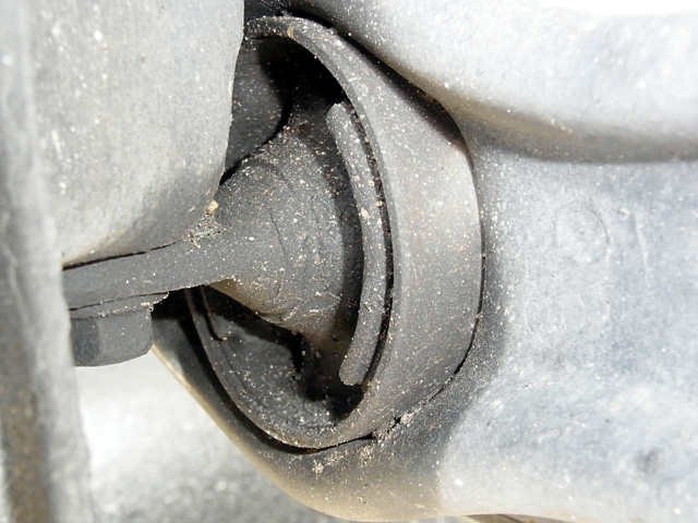 トレーリングアームのブッシュ表側