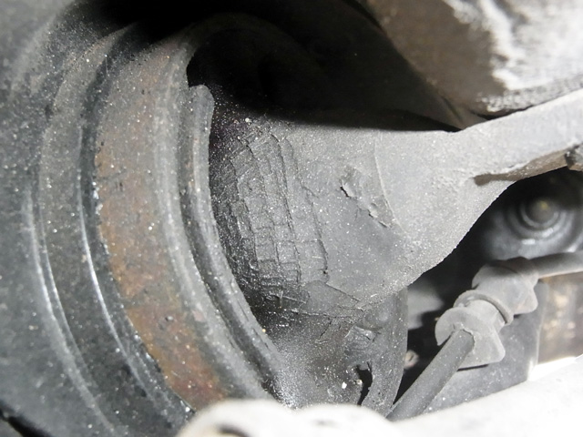 トレーリングアームのブッシュ裏側