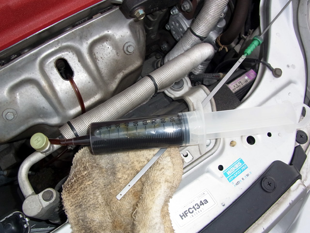 シリンジとシリコンホースでオイルを抜く