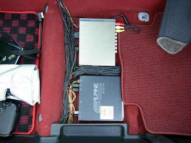 ナビ本体とモニター用チューナー